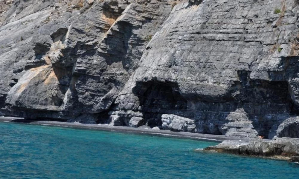 Ρέθυμνο: Παραλίγο τραγωδία για τουρίστες μετά από κατολίσθηση πετρών